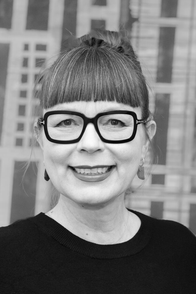 Porträt von Esther Schippert, Aufräum-Coach und Begleiterin für Menschen im Messie-Spektrum und ihre Angehörigen.